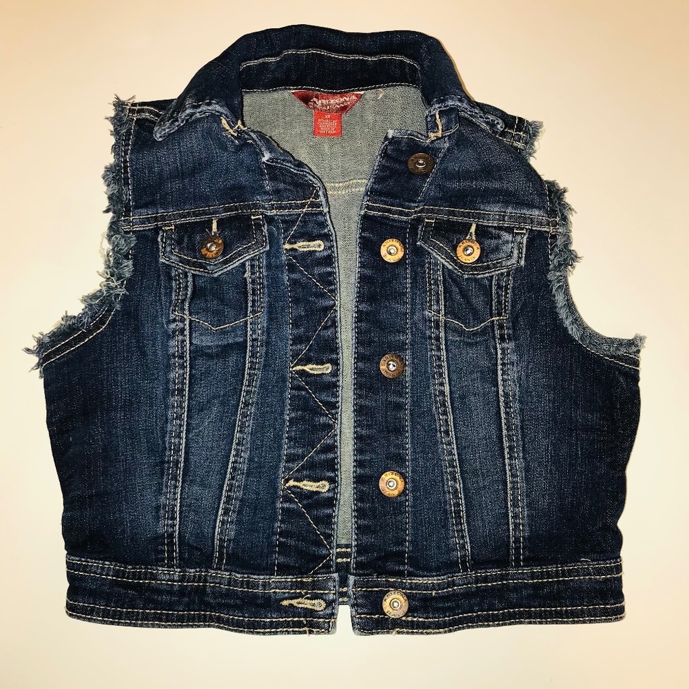 NWOT Arizona Cropped Denim Jean Vest XS Fringe Sleeveless Indie Boho New